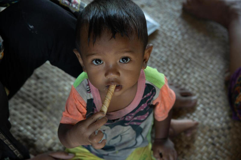 Et barn spiser færdiglavet terapeutisk mad fra Fish-base, Siem Reap, Cambodja. Foto: Foto: WFP/Arete/Cesar Lopez