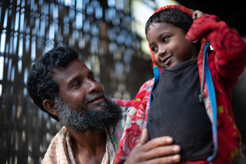 Toslim Uddin og hans søn, Bangladesh. Photo: WFP/Mehedi Rahman