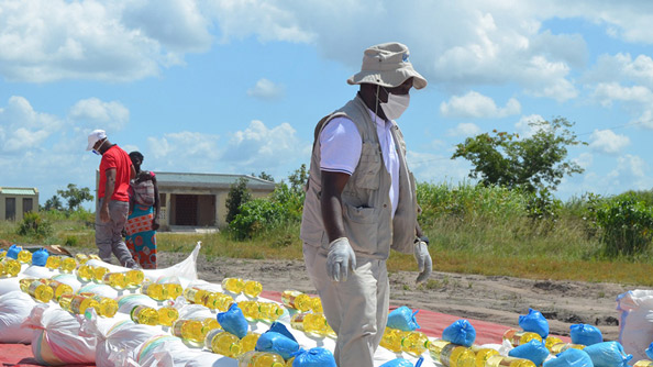 WFP staff during a food distribution during the coronovirus pandemic