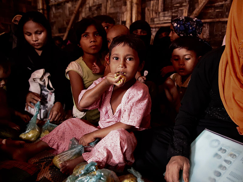 I Cox’s Bazar i Bangladesh, hvor en million Rohingya flygtninge har søgt tilflugt, har fleksible midler gjort det muligt for WFP at fortsætte livreddende assistance i lejrene i form af fødevareuddelinger og elektroniske værdikuponer. Foto: WFP/Gemma Snowdon