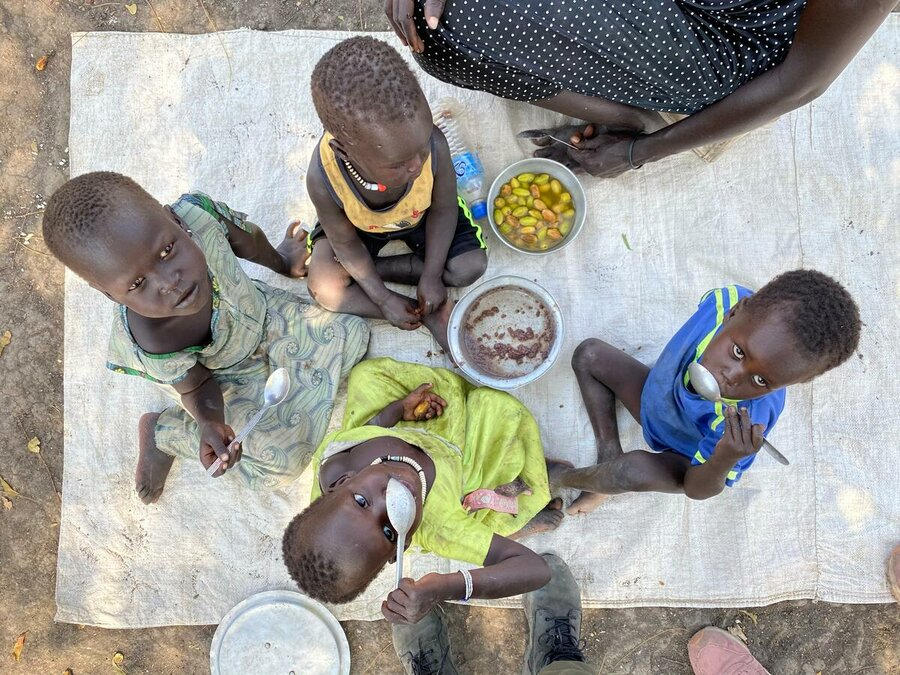 Sydsudan: Børn i Akobo East, Jonglei, spiser sorghum med en lokal frugt - hungersnød blev sidst erklæret i landet i 2017. Photo: WFP/Marwa Awad