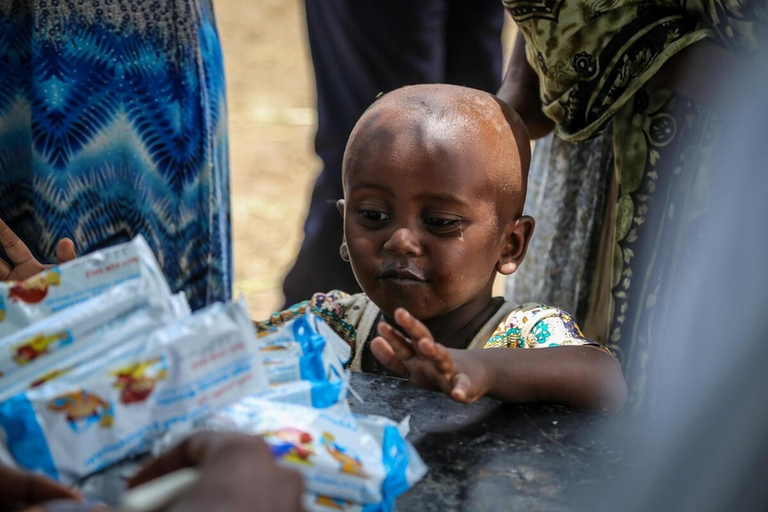 et barn spiser en WFP-snack