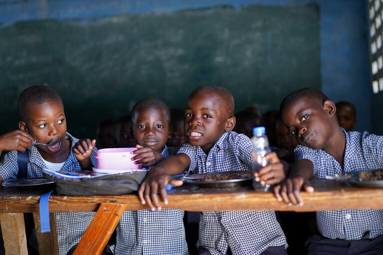 fire børn sidder i deres klasseværelse