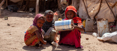 Yemen. Karima, 7 år, Bagdhad, 4 år, og Fatooma, 3 år, leger med en oliebeholder fra WFP. Foto: Foto: WFP/Annabel Symington