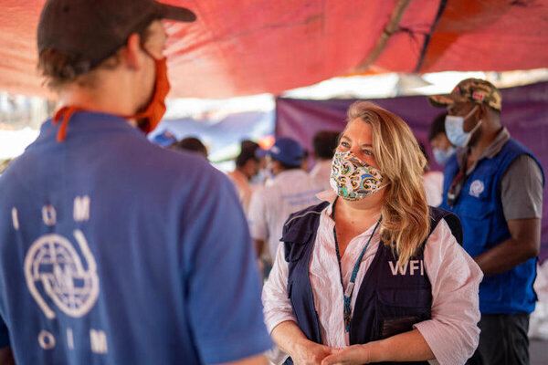 Sheila Grudem, senior nødhjælpskoordinator for WFP i Cox's Bazar, diskuterer med en embedsmand fra IOM i Kutupalong Balukhali Rohingya-flygtningelejren. Foto: Foto: WFP/Sayed Asif Mahmud