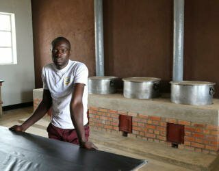 Rwanda. Skolekok, Felicien Rwatangaro.  Foto: WFP/Daniel Kibsgaard