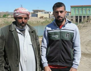 Mitib Ibrahim (L) og Mohammed Jama'a (R) kommer fra forskellige stammer og lærte hinanden at kende ved at arbejde sammen under genopbygningen af en vandingskanal i Ramadi. Foto: WFP/David Orr