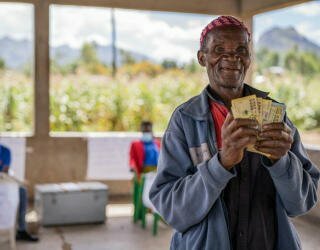 Malawi. WFP uddeler kontanter til husstande i byerne og på landet der er ramt af klimachok og de økonomiske konsekvenser af COVID-19. Foto: WFP/Badre Bahaji