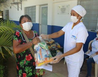 Lokale skolemyndigheder og WFP uddeler take-home rationer (THR) til skolebørn og deres forældre i La Guajira-departementet i Colombia. Foto: WFP/Miller Choles