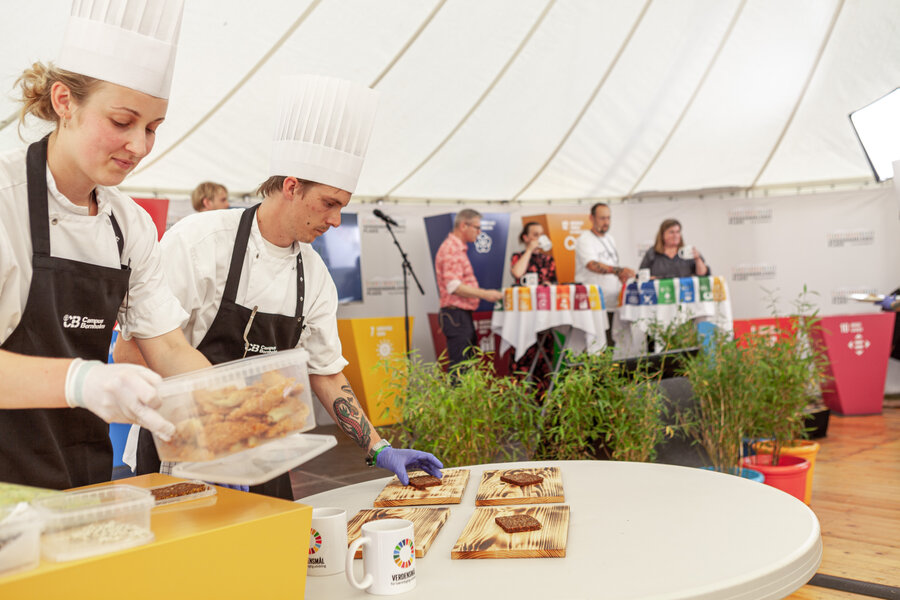 Studerende i gastronomi konkurrerer i Kokkedysten på Folkemødet 2021. Billede: Andreas Stadsvold Christensen