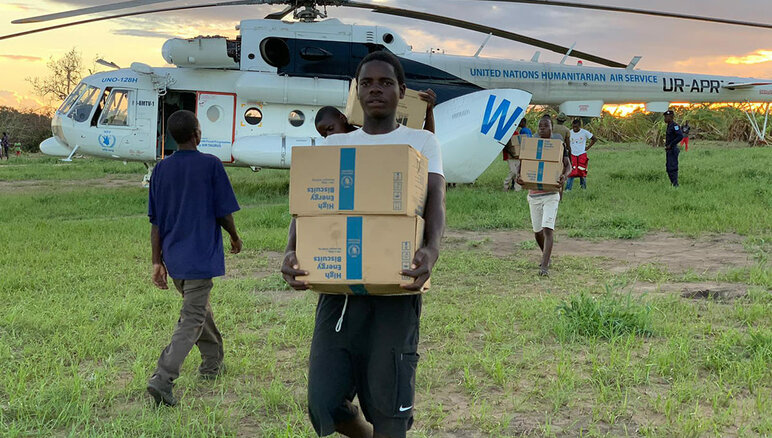 Den 21. marts 2019, efter at cyklonen Idai havde ramt, nåede WFP-helikopteren frem til Guaraguara i Mozambique med en ladning højenergikiks. WFP/Deborah Nguyen