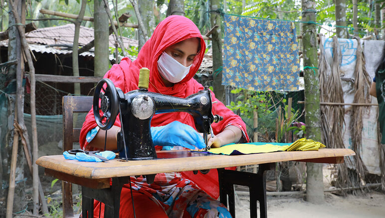 Under covid-19-pandemien i Cox's Bazar, Bangladesh, arbejdede WFP sammen med kvinder fra værtssamfundet og rohingya-flygtninge gennem sit levebrødsprogram for at producere masker som blev distribueret af den lokale regering og humanitære organisationer. Dette gav dem et månedligt stipendium, jobtræning og finansiel viden samt et stipendium til at starte en virksomhed. WFP/Nalifa Mehelin
