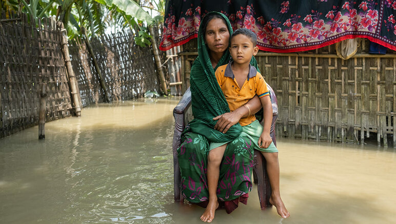 De kraftige monsunregnskyl oversvømmede de nordlige og nordøstlige distrikter i Bangladesh i juli 2020. Flodvandet har oversvømmet Sayemas hus, hvilket gør det meget vanskeligt at leve et normalt liv. Hun og hendes familie lider under fødevaremangel. FN's World Food Programme tilbyder kontanthjælp til næsten 6000 familier i Kurigram, som er mest sårbare og har brug for assistance. WFP/Mehedi Rahman