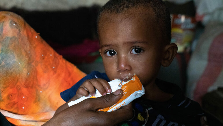 Yemen. Sultans mor giver ham en næringsrig peanutpasta i hjemmet. Han lider af moderat akut fejlernæring. Takket være den supplerende mad, som han får fra WFP, er Sultan begyndt at tage på i vægt og har mere energi end før. Men han har stadig brug for behandling. Hans familie modtager også fødevareassistance fra WFP - mel, tørrede bønner, olie, sukker og salt. WFP/Mohammed Awadh