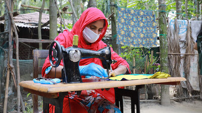 Under covid-19-pandemien i Cox's Bazar, Bangladesh, arbejdede WFP sammen med kvinder fra værtssamfundet og rohingya-flygtninge gennem sit levebrødsprogram for at producere masker som blev distribueret af den lokale regering og humanitære organisationer. Dette gav dem et månedligt stipendium, jobtræning og finansiel viden samt et stipendium til at starte en virksomhed. WFP/Nalifa Mehelin